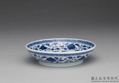 图片[2]-Dish with Indian lotus scrolls in underglaze blue, Qing dynasty, Qianlong reign (1736-1795)-China Archive